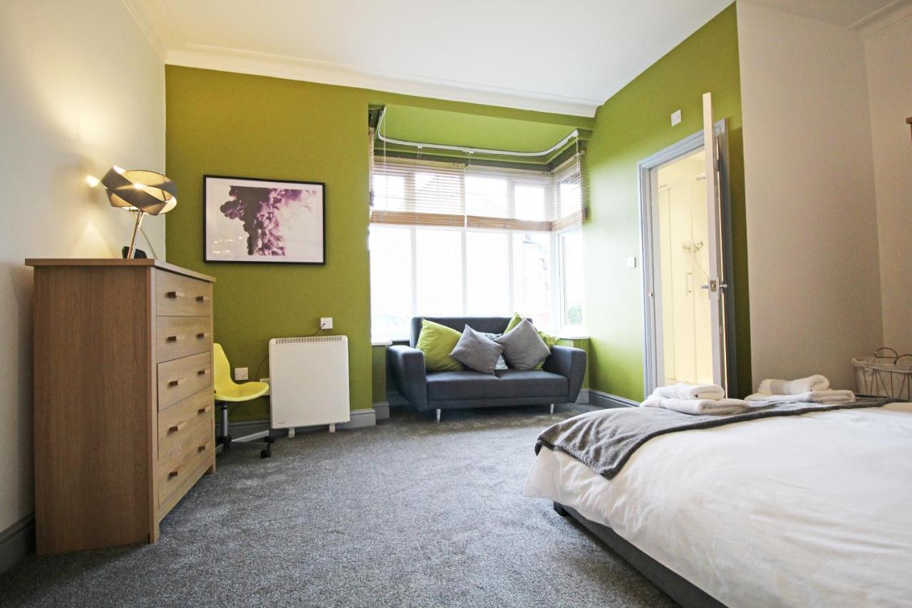 Large Period Chester Home Right On The Canal. Екстер'єр фото