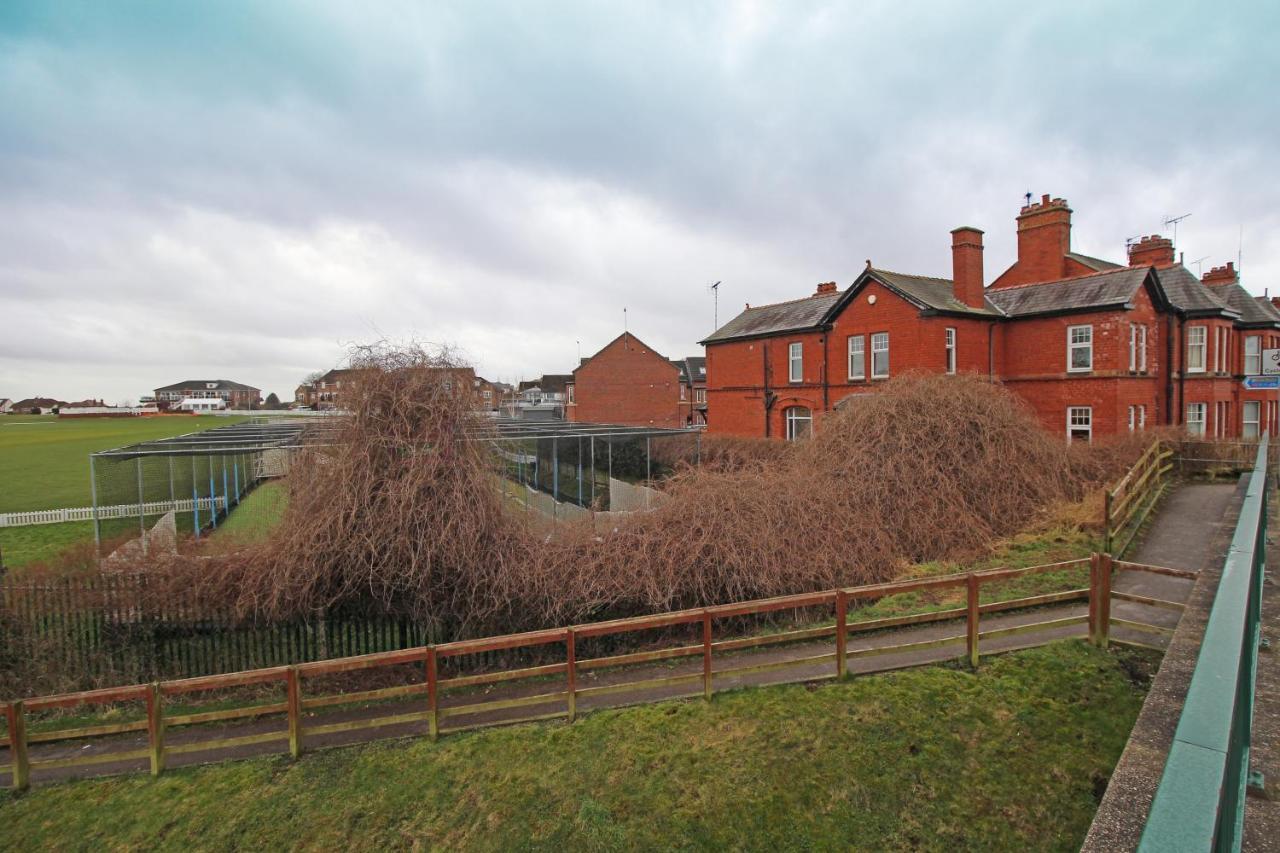 Large Period Chester Home Right On The Canal. Екстер'єр фото
